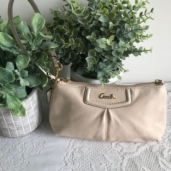 Adorable Cream leather COACH wristlet with key tag  - Picture 9 of 10